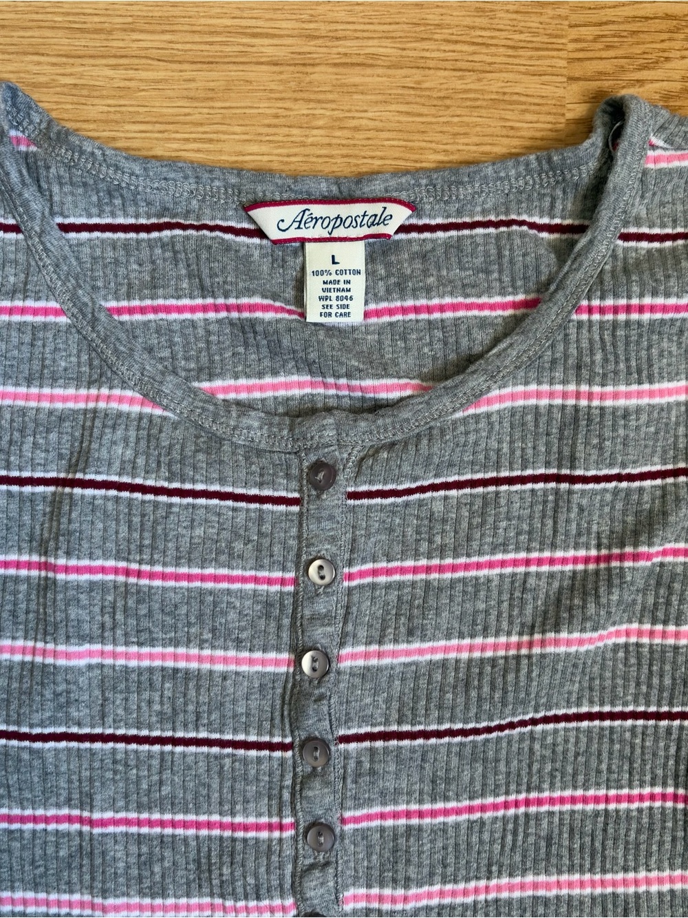2000s Aeropostale Gray Ribbed Top with Pink Stripes - Picture 3 of 4